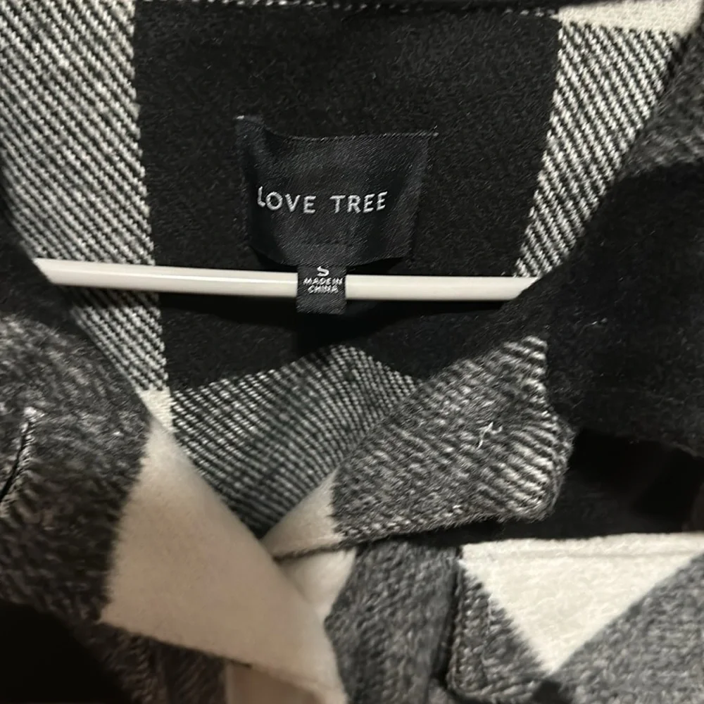 Love Tree boutique Plaid shacket! ❤️ - Picture 4 of 6